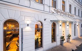 Three Corners Avenue Hotel